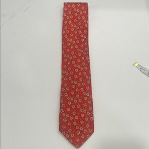 Brioni Elegant Red Silk Tie with Gold Pattern